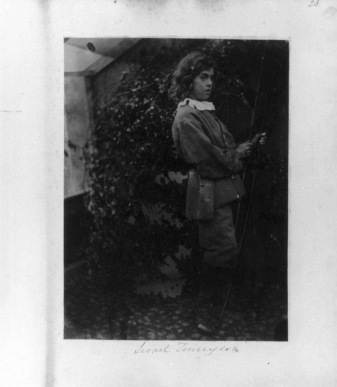Lionel Tennyson con arco y flecha de Unbekannt