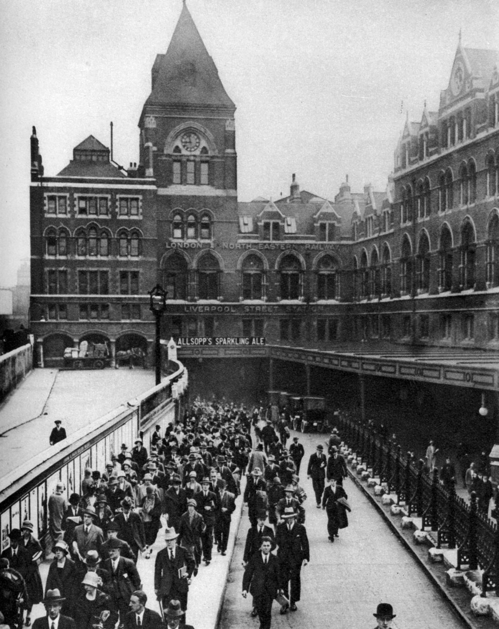 Estación de Liverpool Street a las nueve de la mañana, Londres, 1926-1927 de Unbekannt