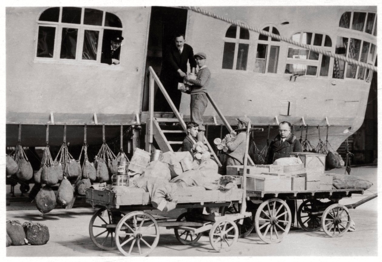Cargando provisiones, Zeppelin LZ 127 Graf Zeppelin, 1933 de Unbekannt