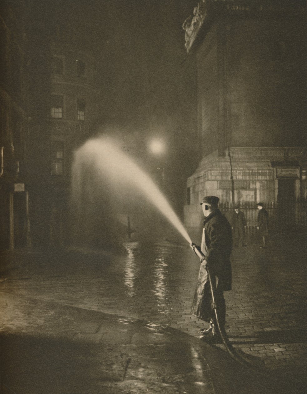 Limpieza nocturna de Londres: escena en la base del Monumento, c1935 de Unbekannt