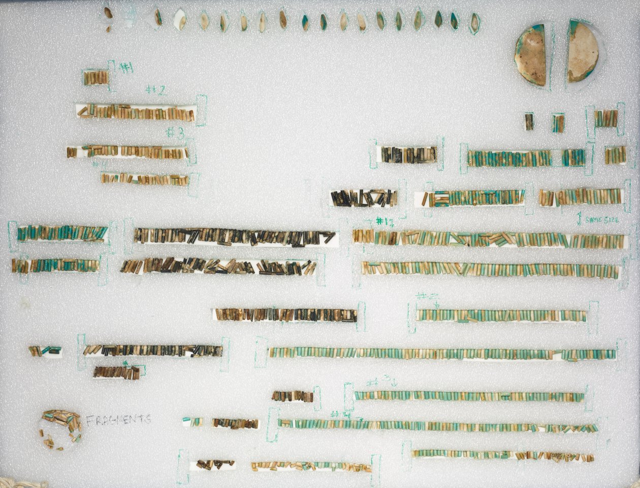 Cuentas sueltas y dos terminales, 1980-1801 a.C. de Unbekannt