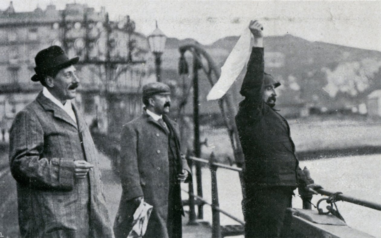 Louis Blériot en el muelle de Dover después de su vuelo a través del Canal de la Mancha, 25 de julio de 1909 de Unbekannt