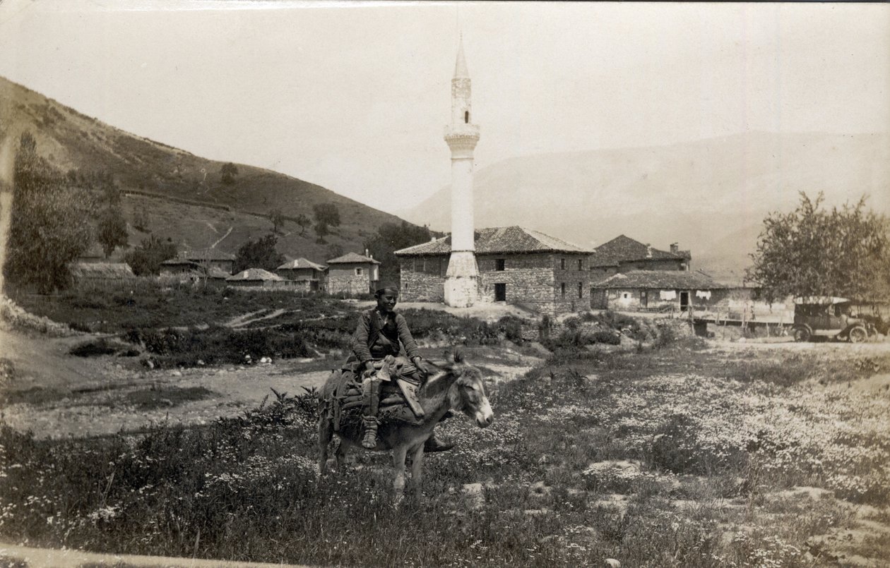 Macedonia, Grecia: un hombre en un burro frente a un minarete - Postal 1914-1918 de Unbekannt