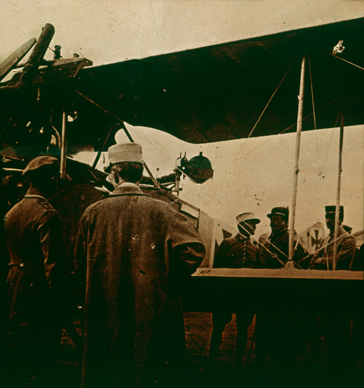Ametralladora montada en un biplano, escape hacia la parte superior, c1914-c1918 de Unbekannt