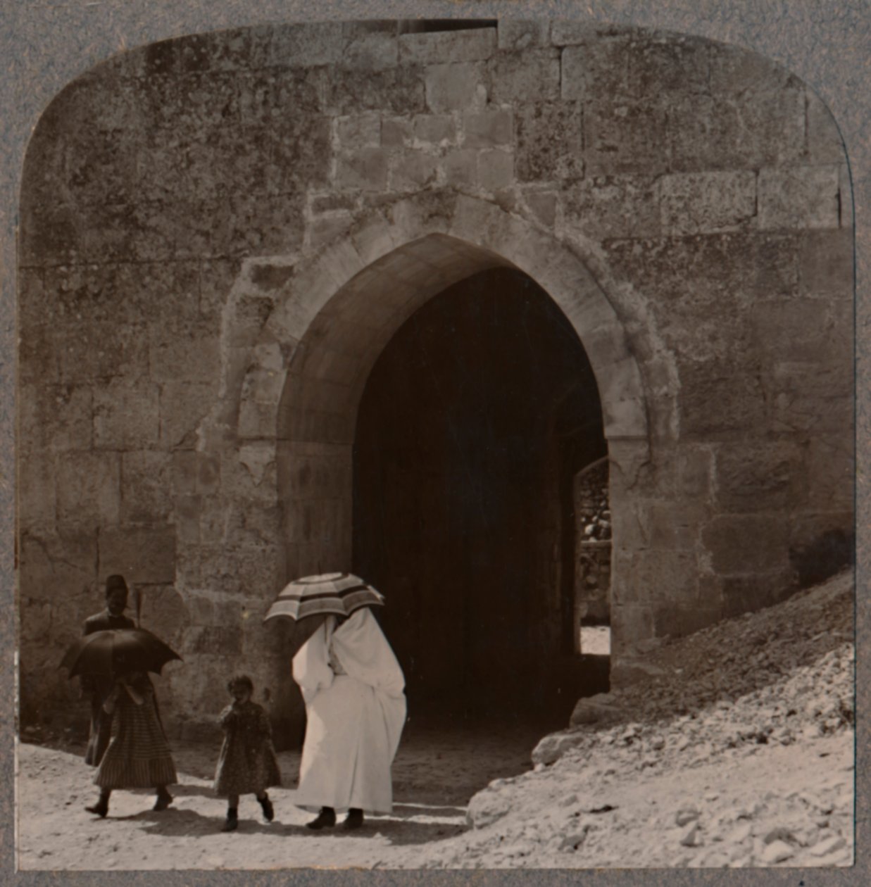 Mujeres musulmanas entrando en Jerusalén por la Puerta de Herodes, c1900 de Unbekannt