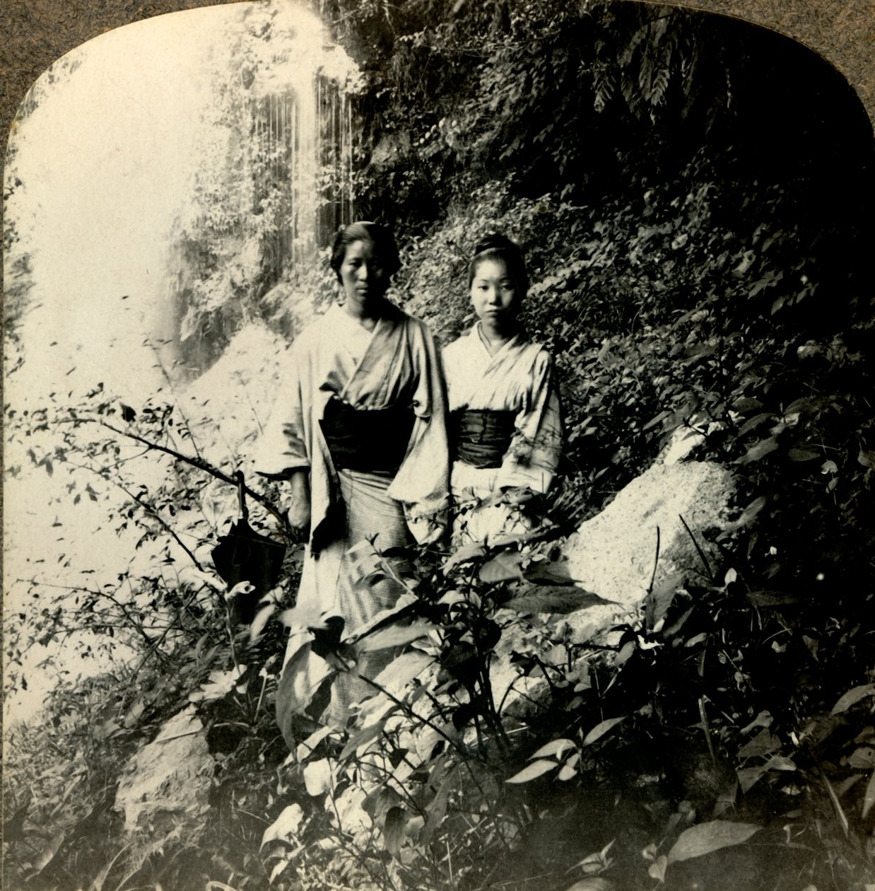 Doncellas de la Tierra del Sol Naciente, bajo las cascadas de Kogijoku..., c. 1900 de Unbekannt