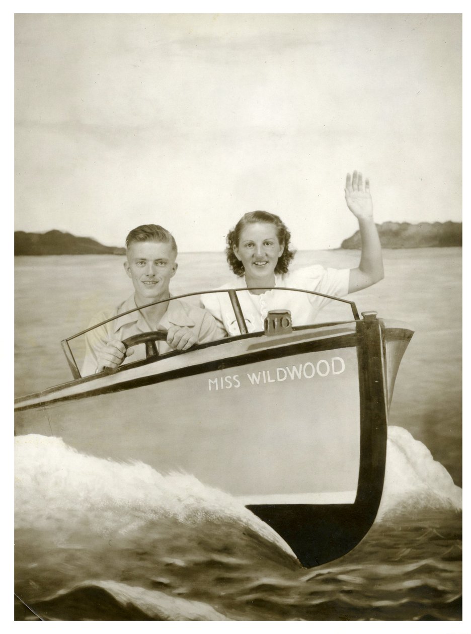 Hombre y Mujer en un bote llamado "Miss Wildwood" c.1940 de Unbekannt