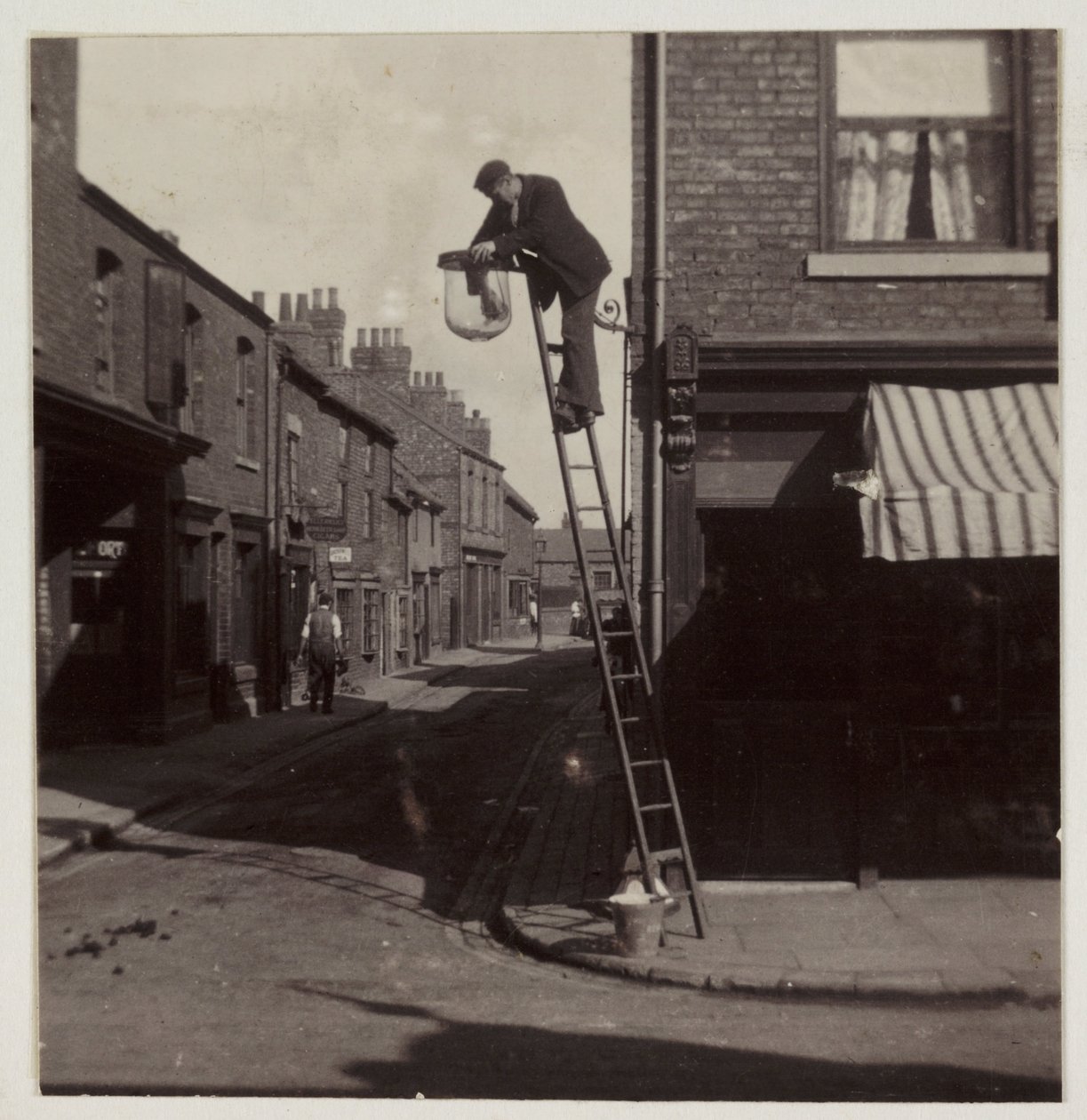 Hombre limpiando una farola de gas, c 1905 de Unbekannt