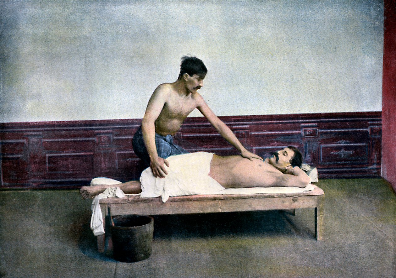 Hombre recibiendo un masaje en casa de baños, c. 1890 de Unbekannt