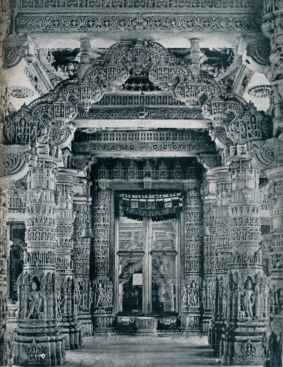 Escultura de mármol en la entrada de un templo jainista en Dilwara, Monte Abu, c1100 de Unbekannt