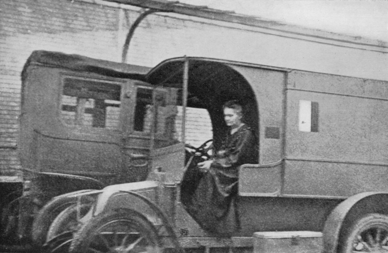 Marie Curie, física franco-polaca, conduciendo un coche convertido en unidad radiológica, 1914 de Unbekannt