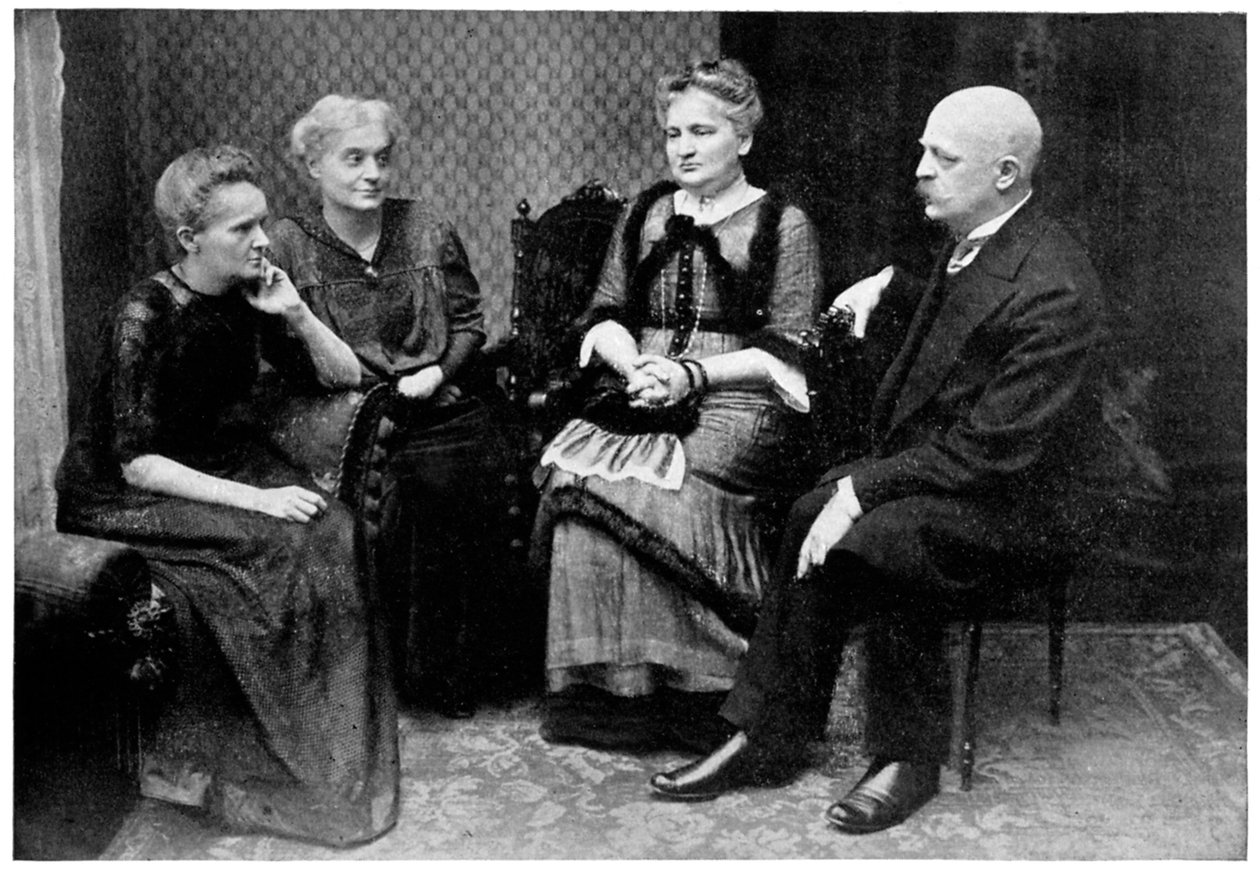 Marie Curie, física franco-polaca con miembros de su familia en Varsovia, Polonia de Unbekannt