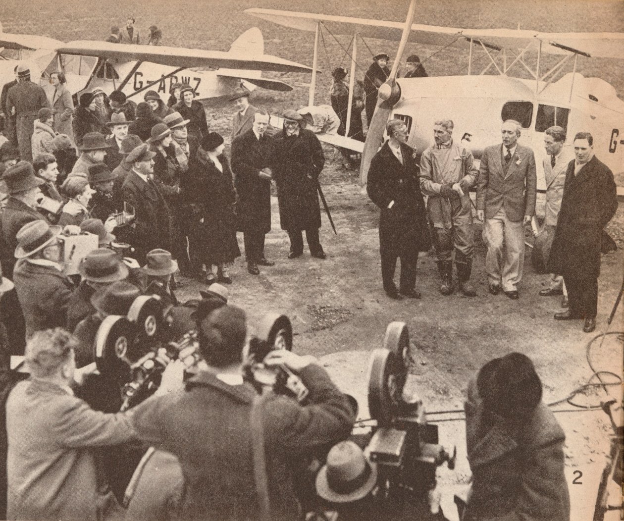 Miembros de la expedición en el aeropuerto de Heston, 17 de febrero de 1933, justo antes de partir hacia India, c1 de Unbekannt