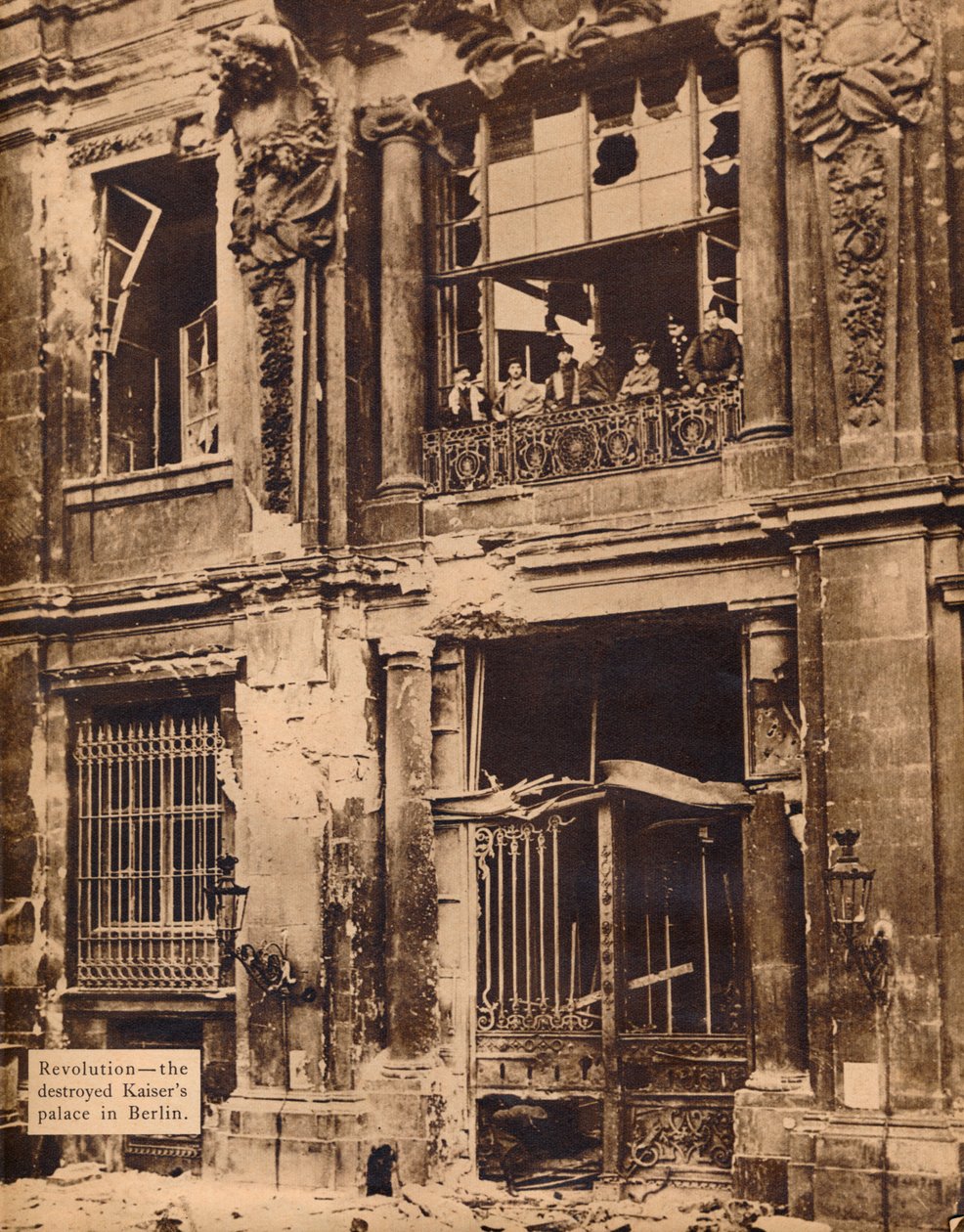 Miembros de la División Marina del Pueblo en el Balcón del Palacio de la Ciudad, diciembre de 1918 de Unbekannt