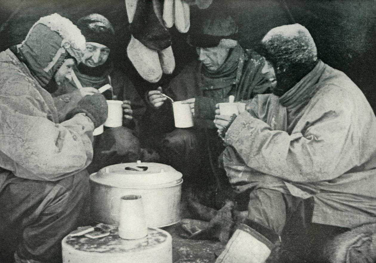 Miembros del Partido Polar comiendo en el campamento, c1911, 1913 de Unbekannt