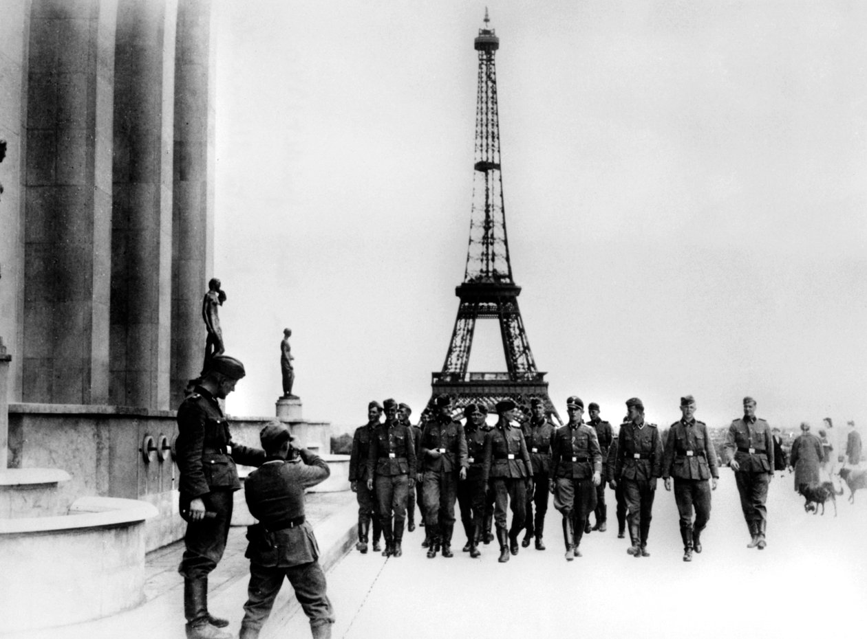 Miembros de las SS visitando la Torre Eiffel, París, julio de 1940 de Unbekannt