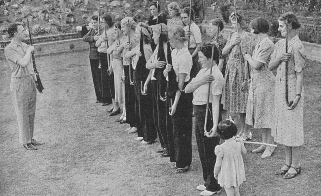 Miembros del Cuerpo de Defensa Voluntaria de Mujeres siendo entrenadas en ejercicios de rifle, Segunda Guerra Mundial, 1940 de Unbekannt