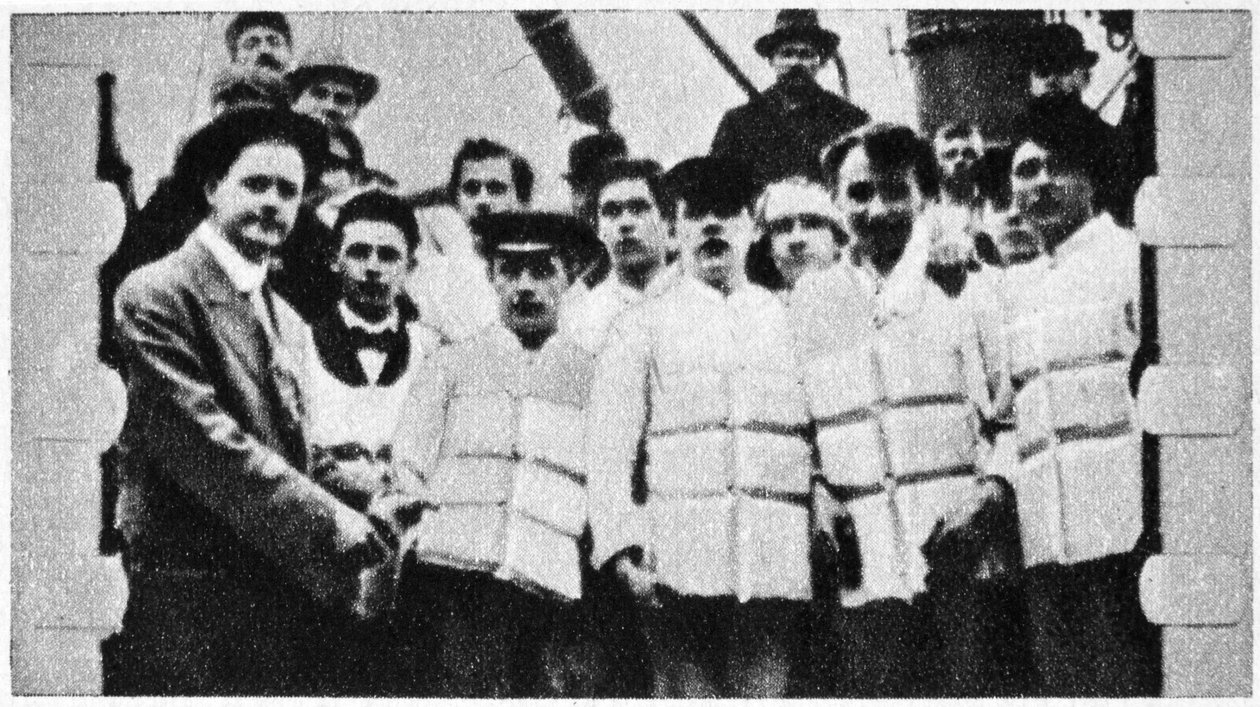 Miembros de la tripulación del Titanic con sus chalecos salvavidas, 1912 de Unbekannt