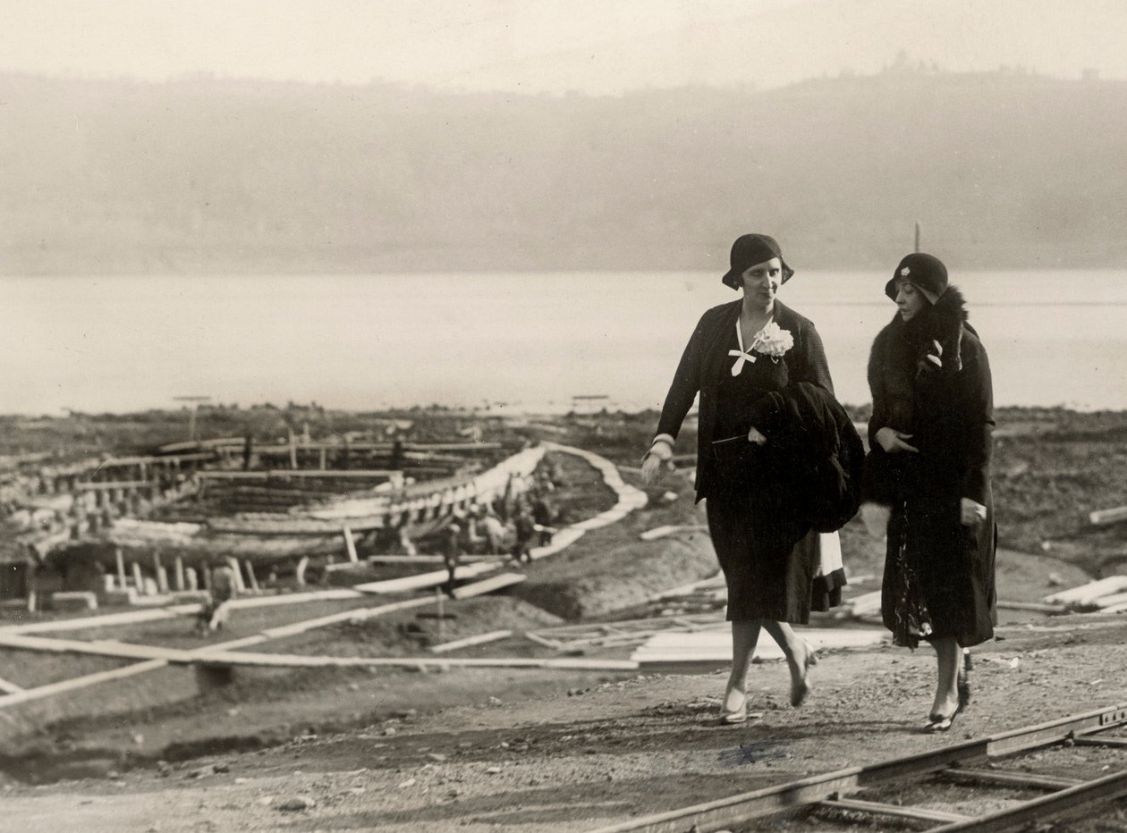 Millicent Veronica Willison, esposa de William Randolph Hearst, visitando el trabajo de recuperación de barcos romanos antiguos del Lago de Nemi, c.1930 de Unbekannt