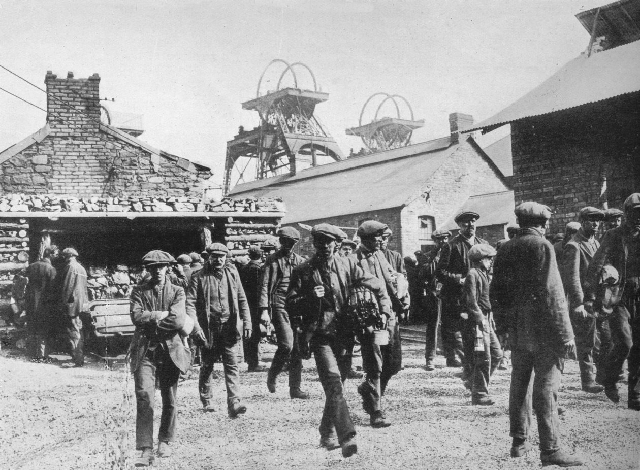 Mineros saliendo de la mina tras la expiración de sus avisos de huelga, 1915 de Unbekannt
