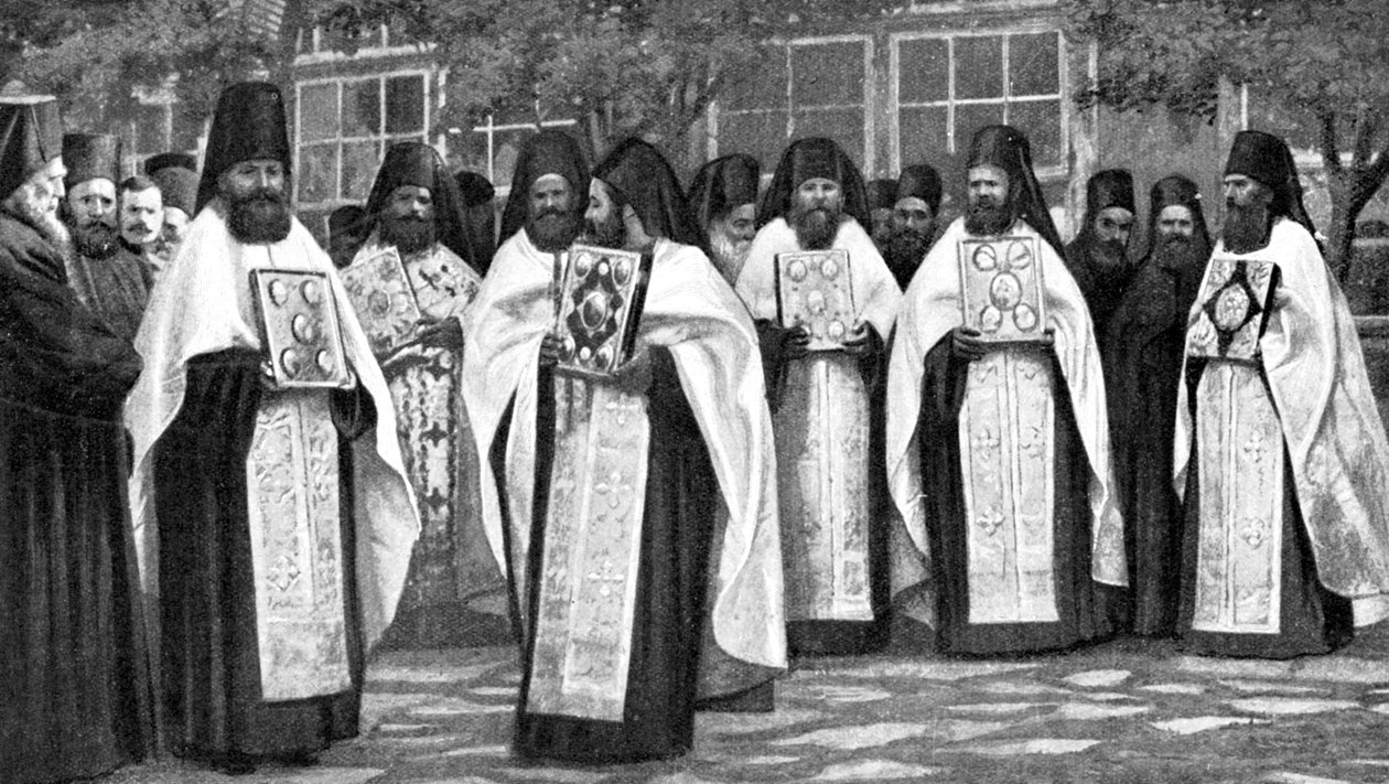 Monjes de la iglesia griega llevando volúmenes de la Liturgia, Grecia, 1922 de Unbekannt