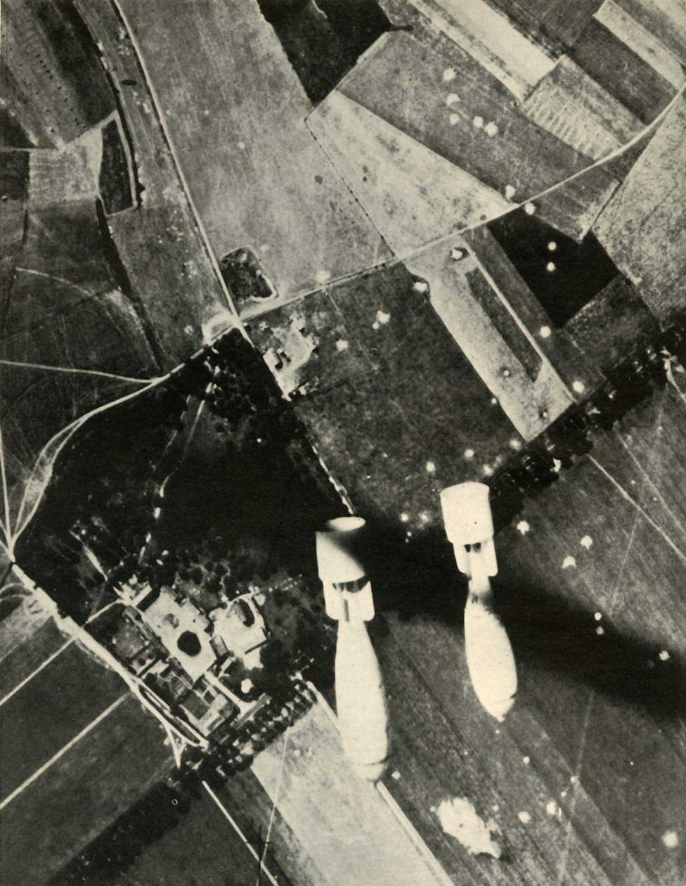 Más bombas británicas en un aeródromo en manos del enemigo, 1939-1940, 1941 de Unbekannt