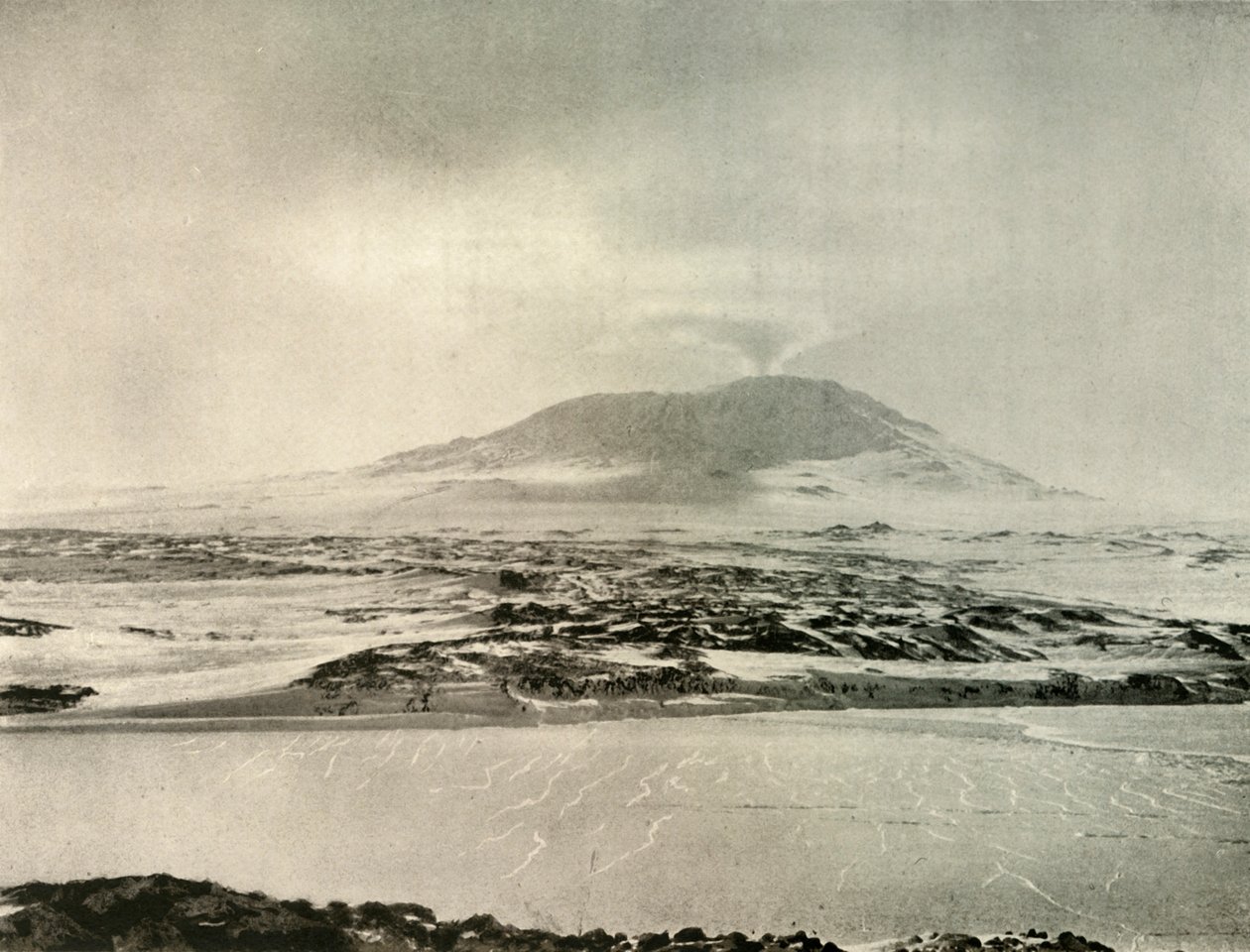 Monte Erebus en erupción el 14 de junio de 1908, 1909 de Unbekannt
