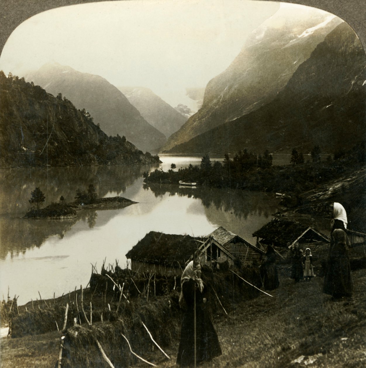 Lago Loen rodeado de montañas - incomparable en belleza y grandeza - desde la granja Seten, Noruega, c1905 de Unbekannt