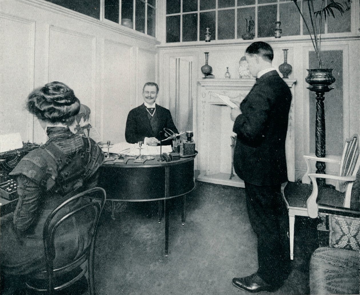 El Sr. Sandow atendiendo su correspondencia diaria, c1898 de Unbekannt