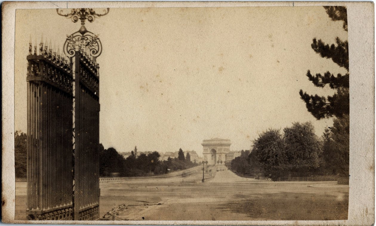 Municipalidad de París (1871): vista de Porte Maillot y el Arco de Triunfo. Fotografía anónima. Impresión en cartón Dim. 17x8 cm de Unbekannt