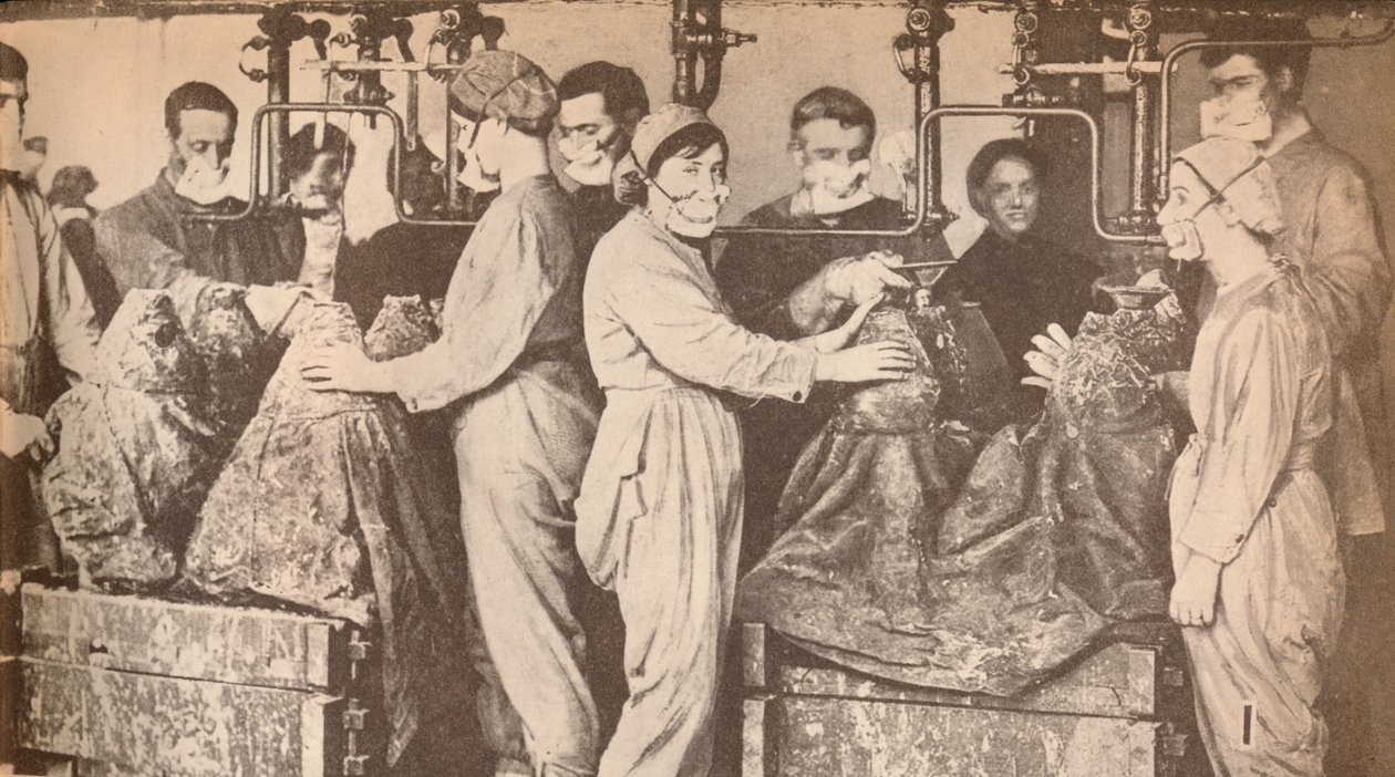 Trabajadores de municiones con respiradores llenando proyectiles con trinitrotolueno T.N.T., c. 1916 de Unbekannt