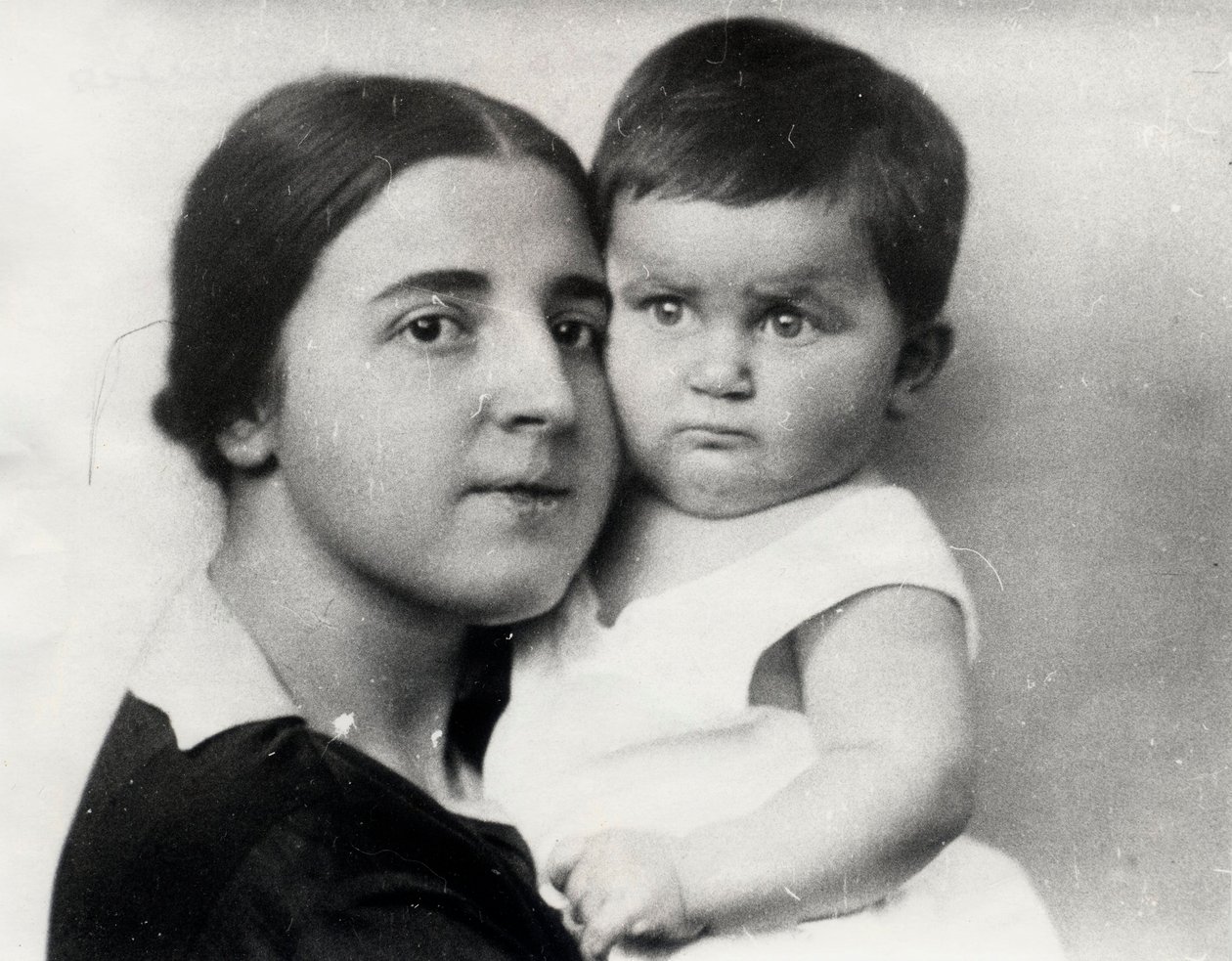 Nadezhda Alliluyeva, segunda esposa de Josef Stalin, y su hija Svetlana Alliluyeva, 1927 de Unbekannt