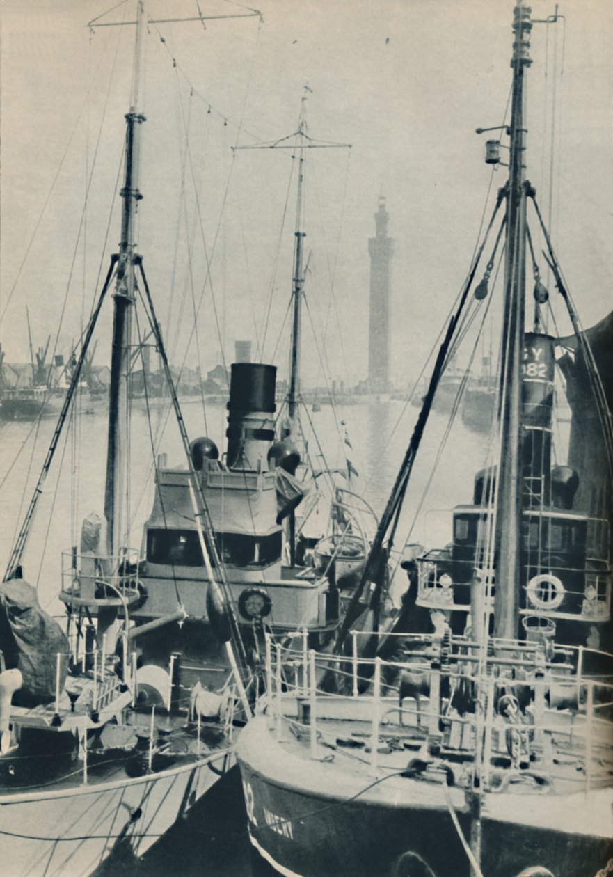 Arrastrero Naval, HMS Liffy junto a un barco pesquero de Grimsby en los muelles de Grimsby, 1937 de Unbekannt