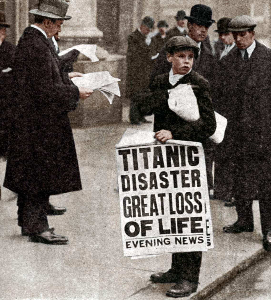 Niño repartidor de periódicos con noticias del desastre del Titanic, 14 de abril de 1912 de Unbekannt