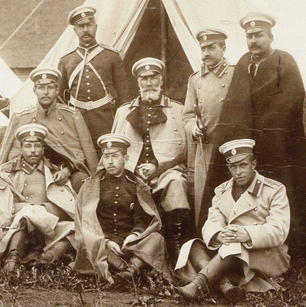 Nikolai Nikolaevich, príncipe Odoevsky-Maslov en el medio con los oficiales de la Guardia de Vida Cava de Unbekannt