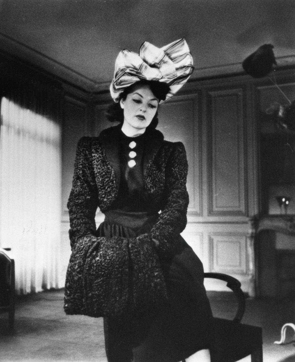 Conjunto de Nina Ricci usado por la modelo Gabrielle, Francia, enero de 1943 de Unbekannt
