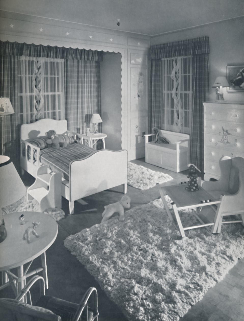 Guardería por W. & J. Sloane, con muebles de color crema y alfombras blancas peludas sobre un piso pintado de azul de Unbekannt