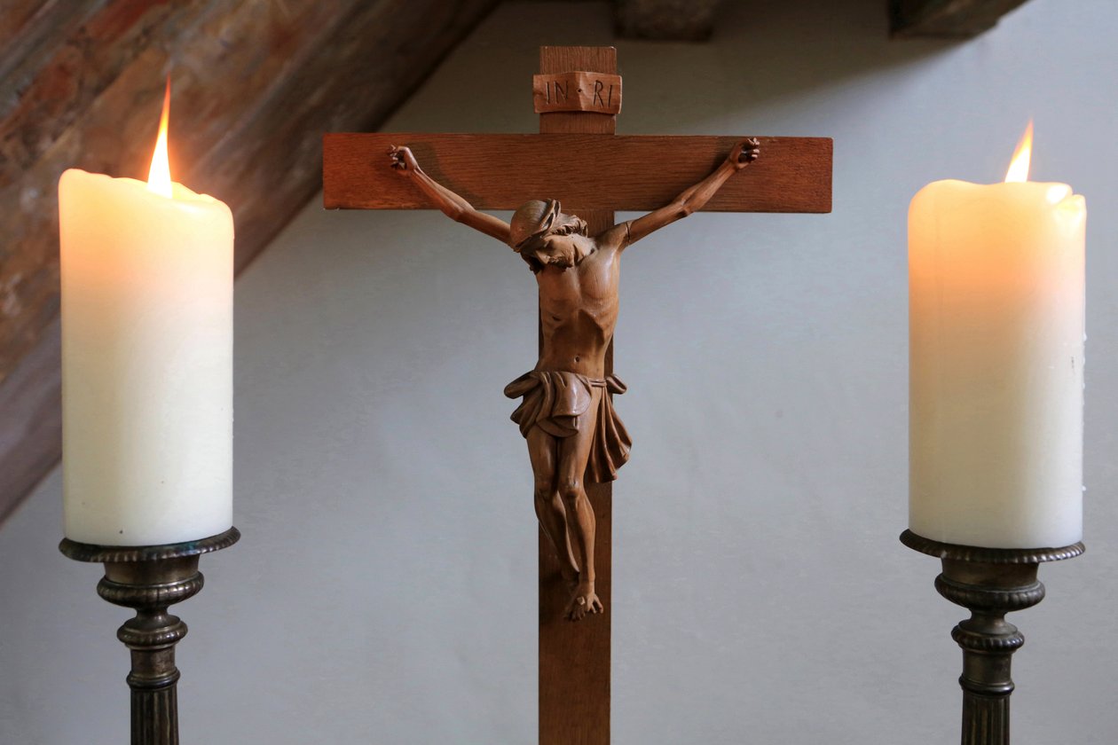 Obersteinbach, Bas-Rhin, Francia, el 29/5/2014 - Velas y crucifijo. Templo luterano. de Unbekannt