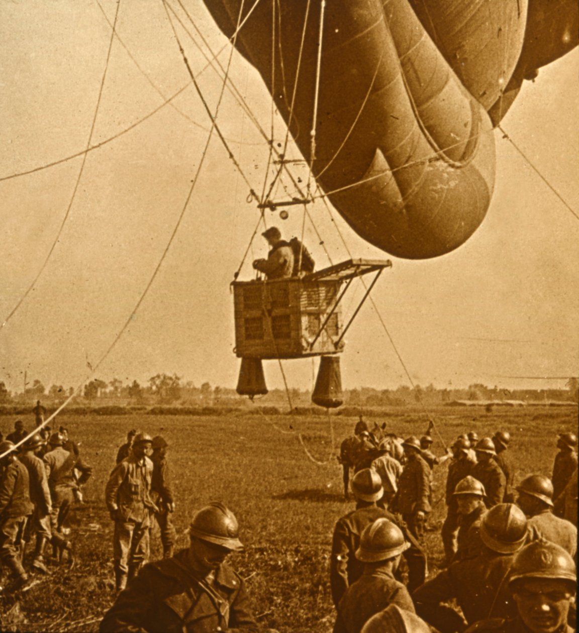 Observación de posiciones enemigas desde un globo de barrera, c1914-c1918 de Unbekannt