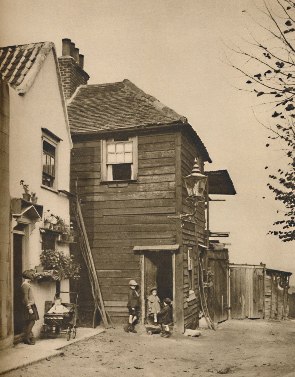 Casas antiguas en Highgate desde cuyas puertas los aldeanos veían pasar los carruajes, c. 1935 de Unbekannt