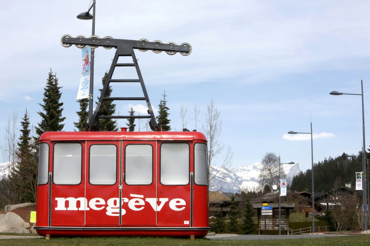 Antiguo teleférico Rochebrune en una rotonda, Megève, Francia de Unbekannt