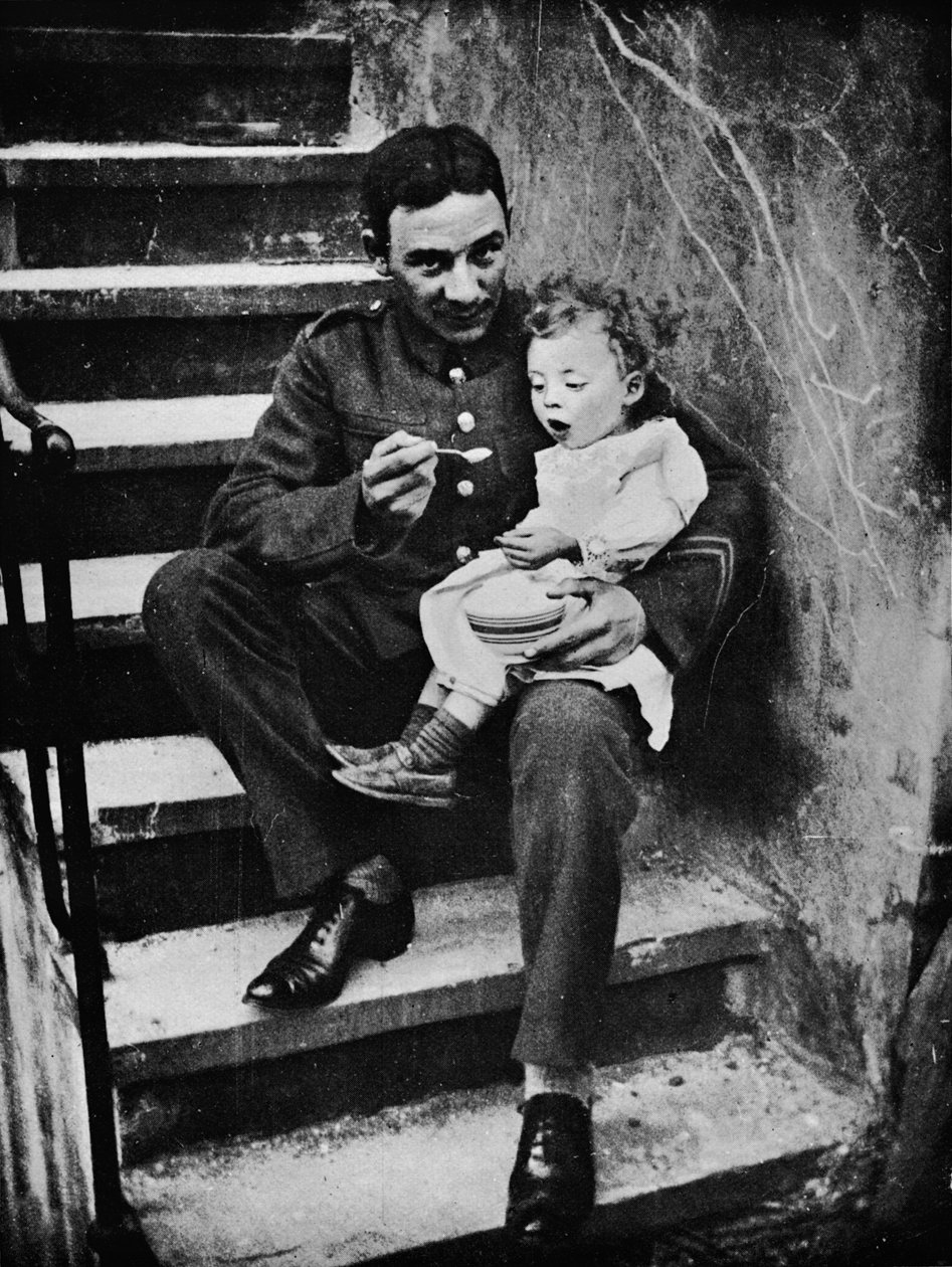 Uno del Nuevo Ejército haciéndose útil en su alojamiento, 1915 de Unbekannt