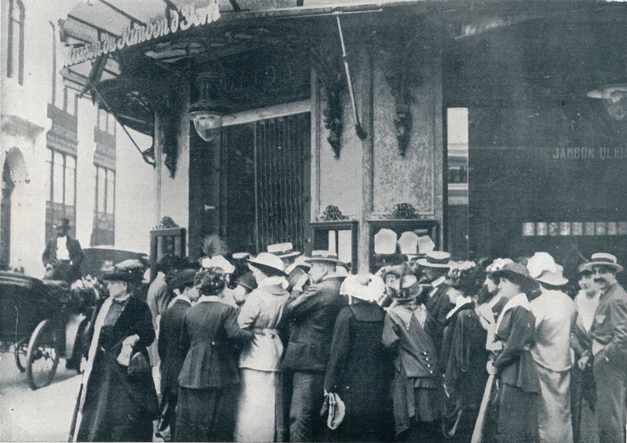 Fuera de una de las tiendas de provisiones de París cuando se temía un asedio de la ciudad, c. 1914 de Unbekannt