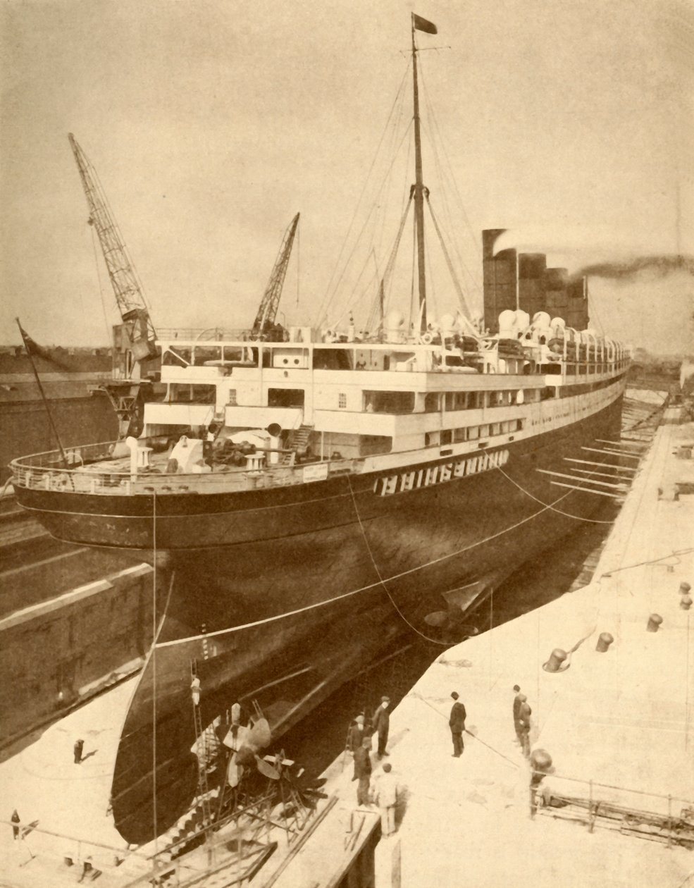 Revisión de un gran transatlántico en un dique seco en Liverpool, c1930 de Unbekannt