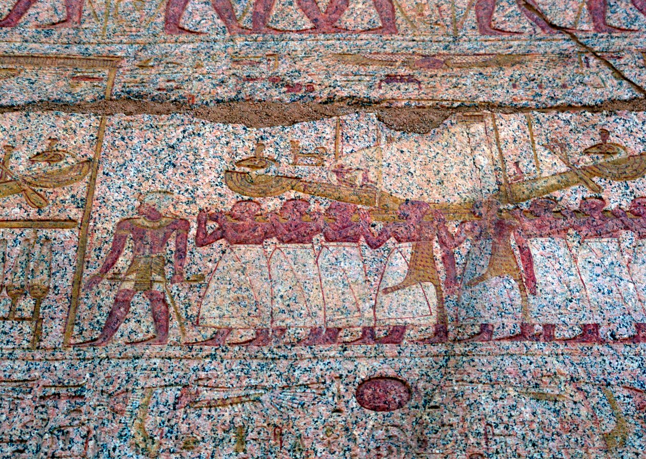 Relieve pintado mostrando un barco solar de Ra llevado en una procesión, Antiguo Egipto de Unbekannt