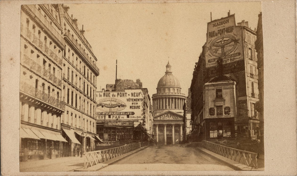 Comuna de París (1871): vista del Panteón y la rue Soufflot (grandes carteles promocionan la Maison de la rue du Pont Neuf). Fotografía anónima. Impresión en cartón Dim. 10x6 cm de Unbekannt