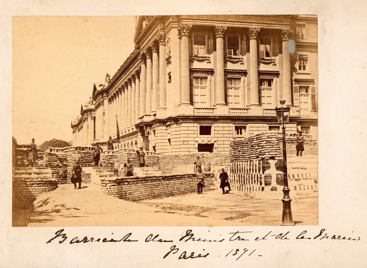 Comuna de París (1871): vista de la barricada de la Place de la Concorde frente al Ministerio de Marina (Hotel de la Marine o también Hotel du Garde Meuble) en París. Fotografía anónima. Impresión en cartón Dim. 22x14 cm de Unbekannt