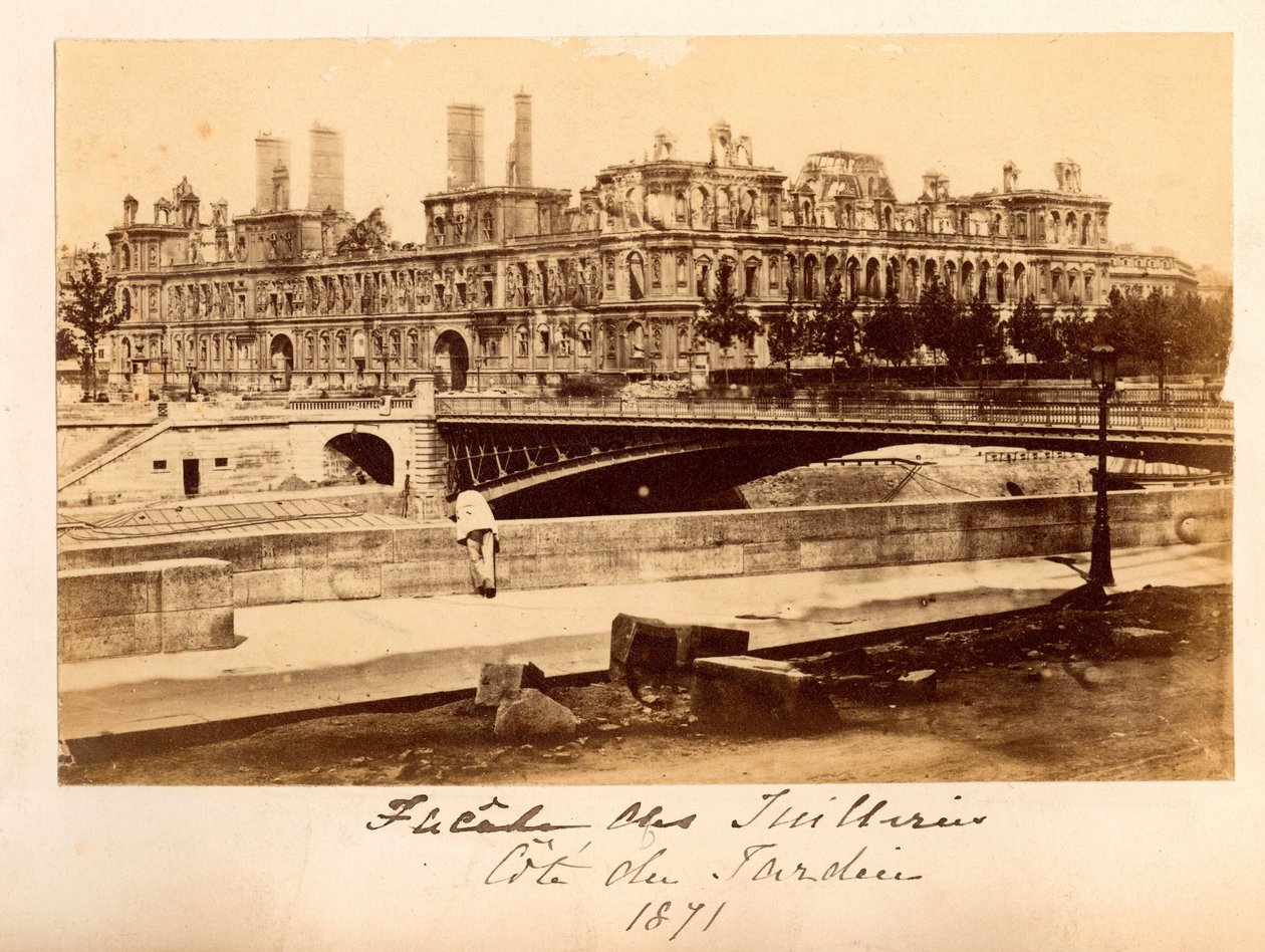 Comuna de París (1871): vista del puente de Arcole y el Hotel de Ville después del incendio de mayo de 1871. Fotografía anónima. Impresión en cartón de Unbekannt