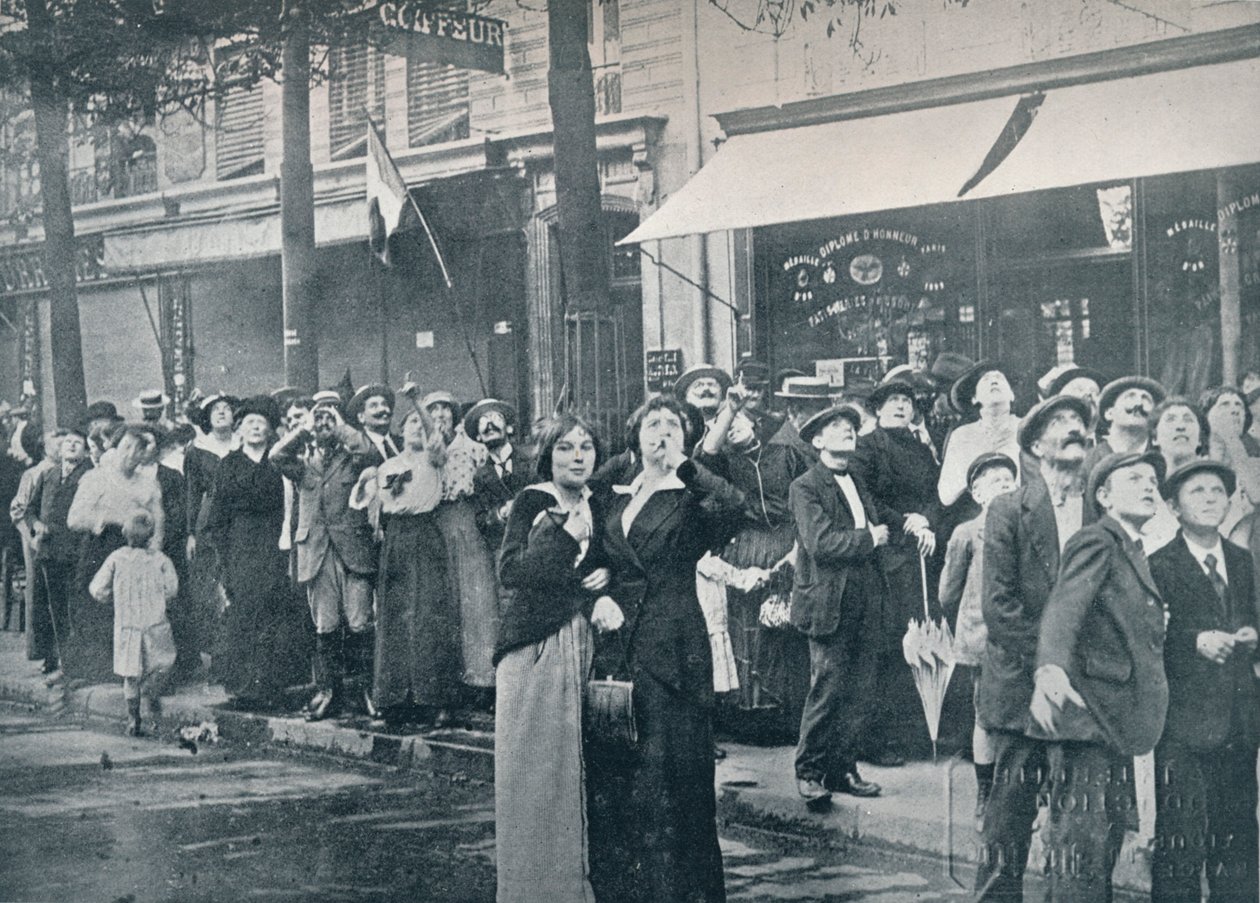 Multitud en París observando uno de los aviones alemanes volando sobre la ciudad, c. 1914 de Unbekannt