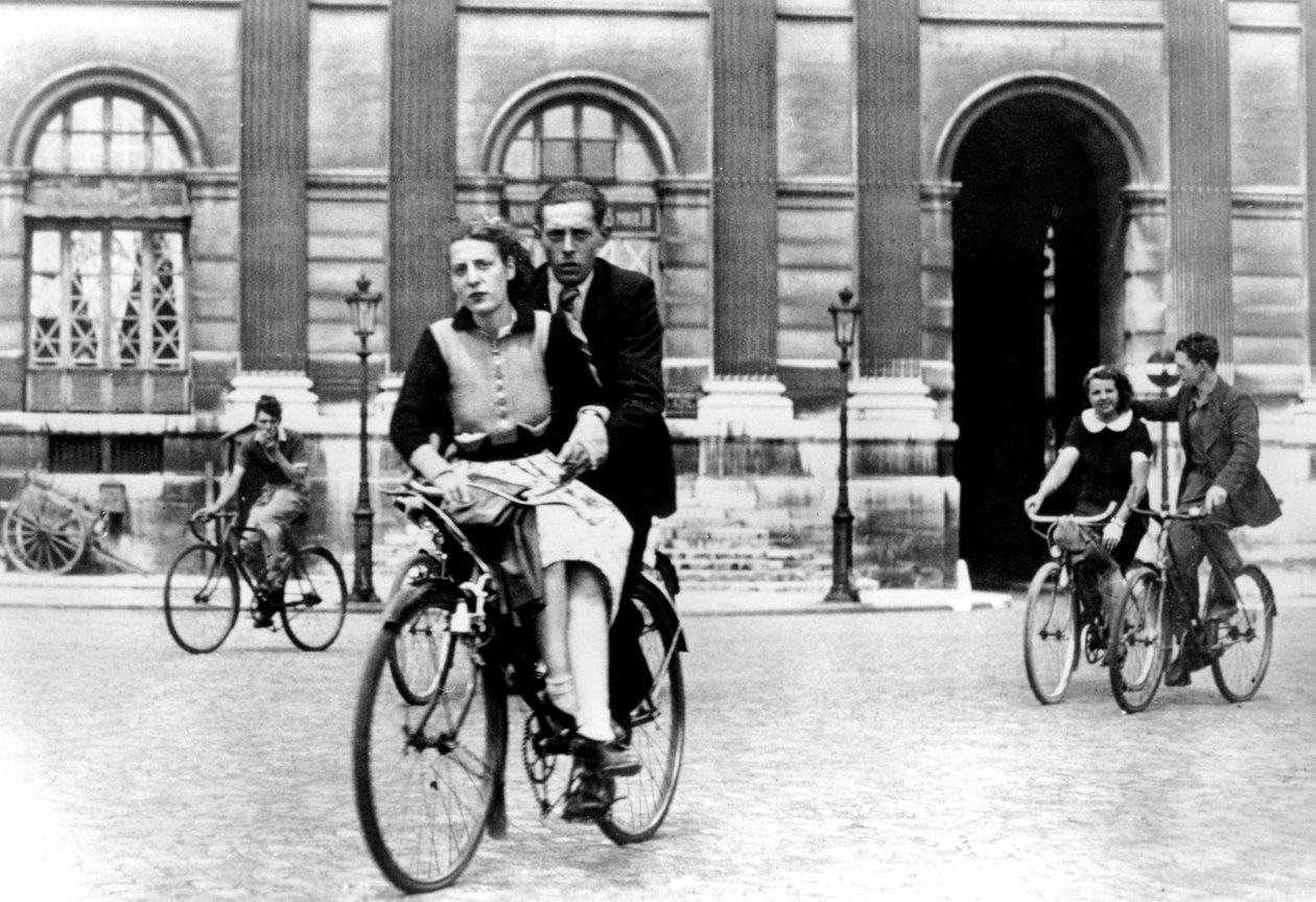 Parisienses viajando en bicicleta, París ocupado por los alemanes, julio de 1940 de Unbekannt